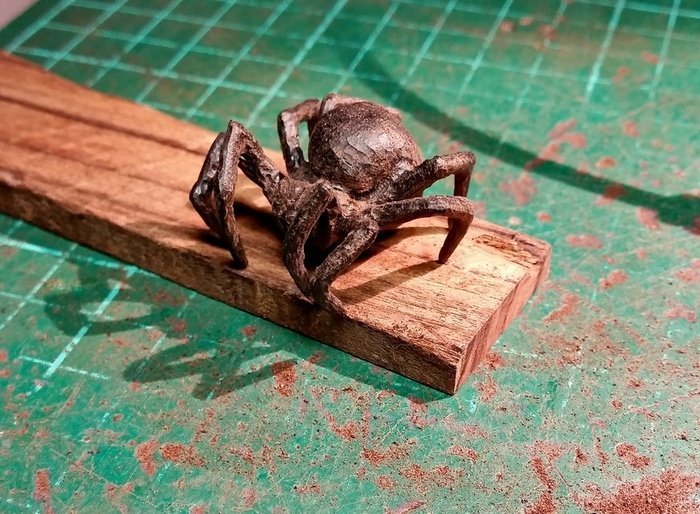 Резьба фигурки паука из древесины гренадила